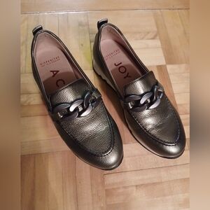 Hispanitas Metalic Loafters with Chain details.Size 37,runs smaller.
